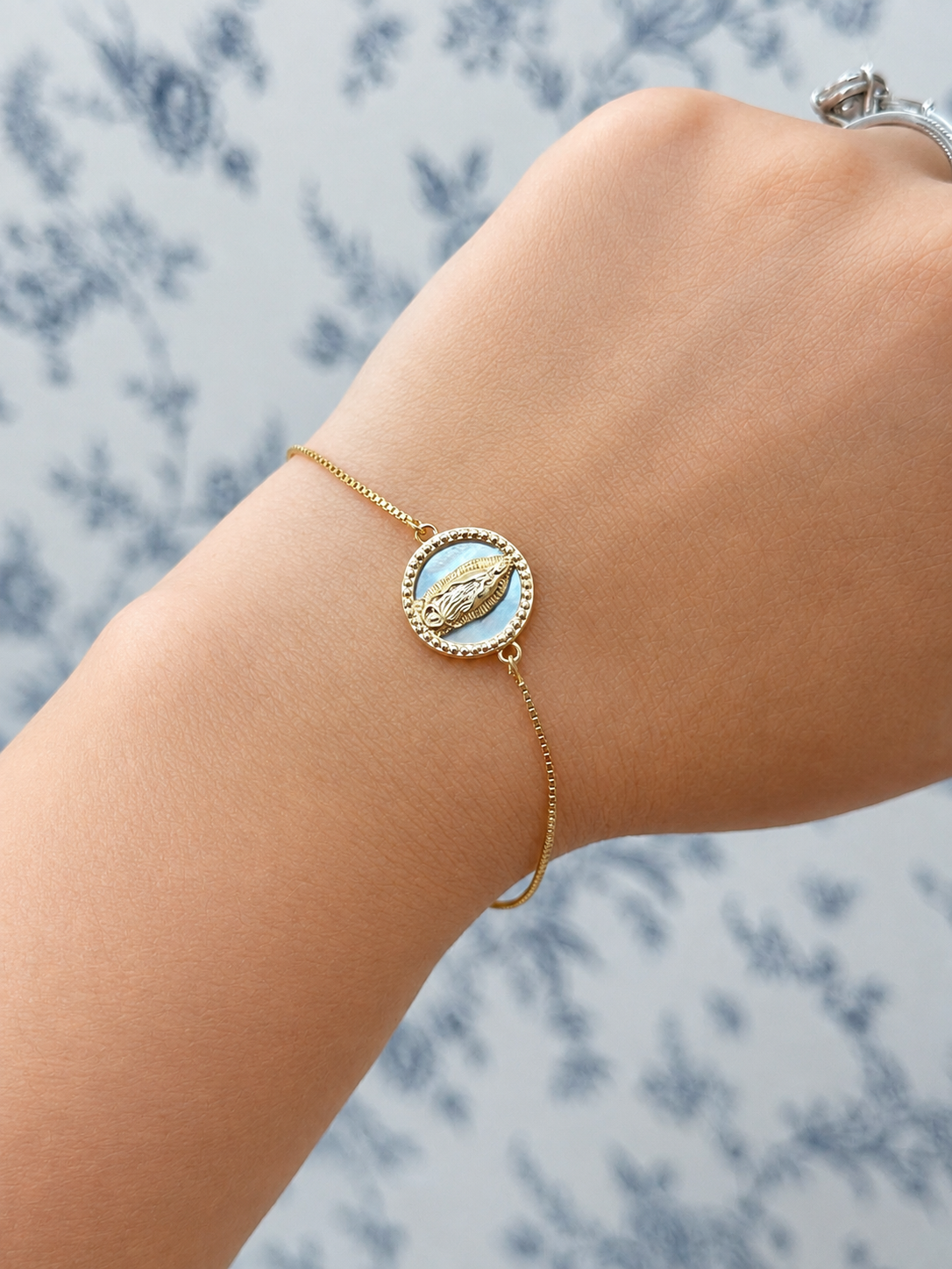 Round Virgin Mary adjustable